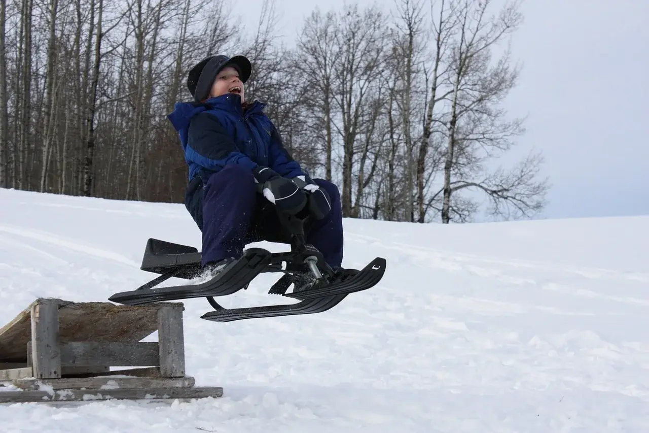 Rodeln als Winteraktivität abseits der Pisten